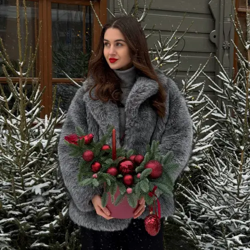 Новогодняя композиция с красными шарами, нобилисом и декорированной свечой