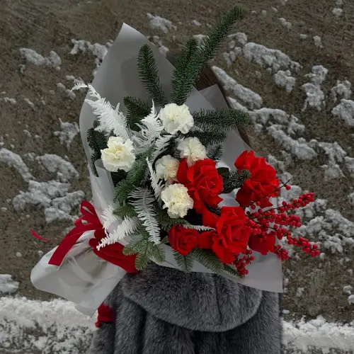 Новогодний букет из нобилиса с розами, гвоздикой и илексом