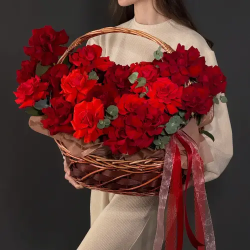 Цветочная корзина из 27 красных роз