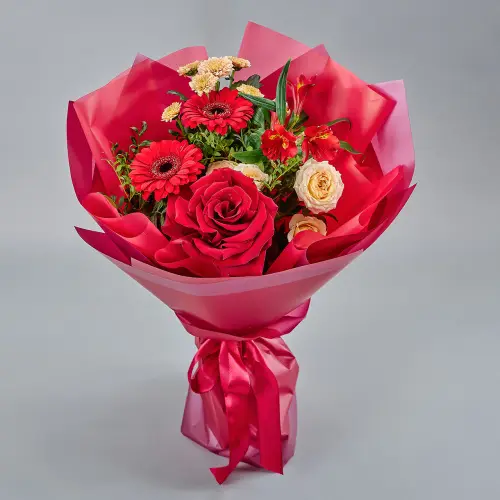 Алый букет роз, гербер и альстромерии