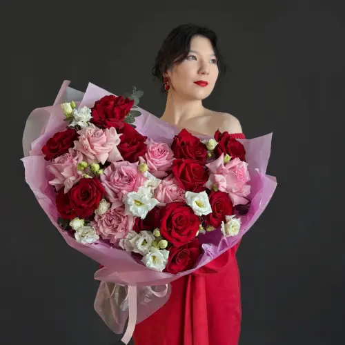 Букет из эустомы с розами 