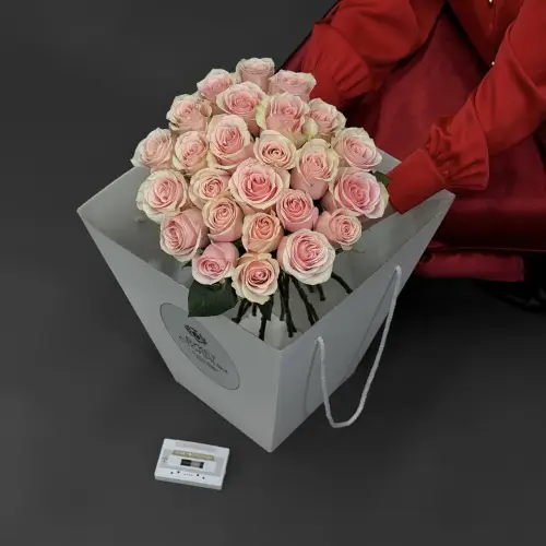 Букет из 25 розовых роз с аудиокассетой 