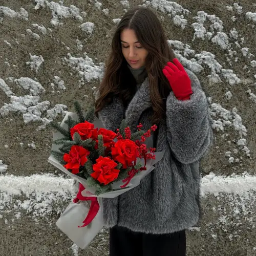 Новогодний букет из красных роз с нобилисом и илексом