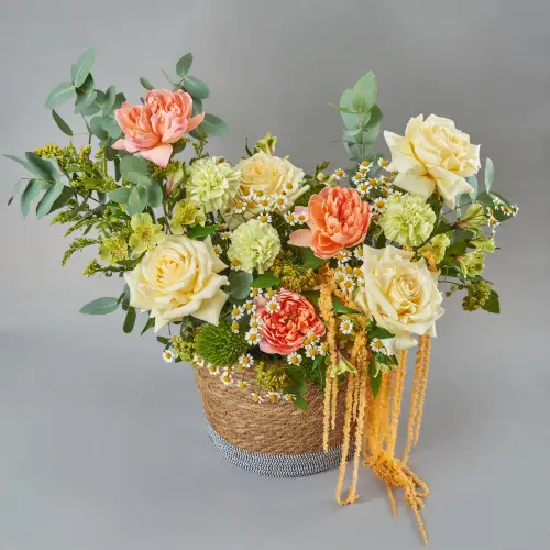Цветочная композиция из роз, гвоздик и грин болла с танацетумом в плетеной корзине