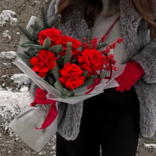 Новогодний букет из красных роз с нобилисом и илексом