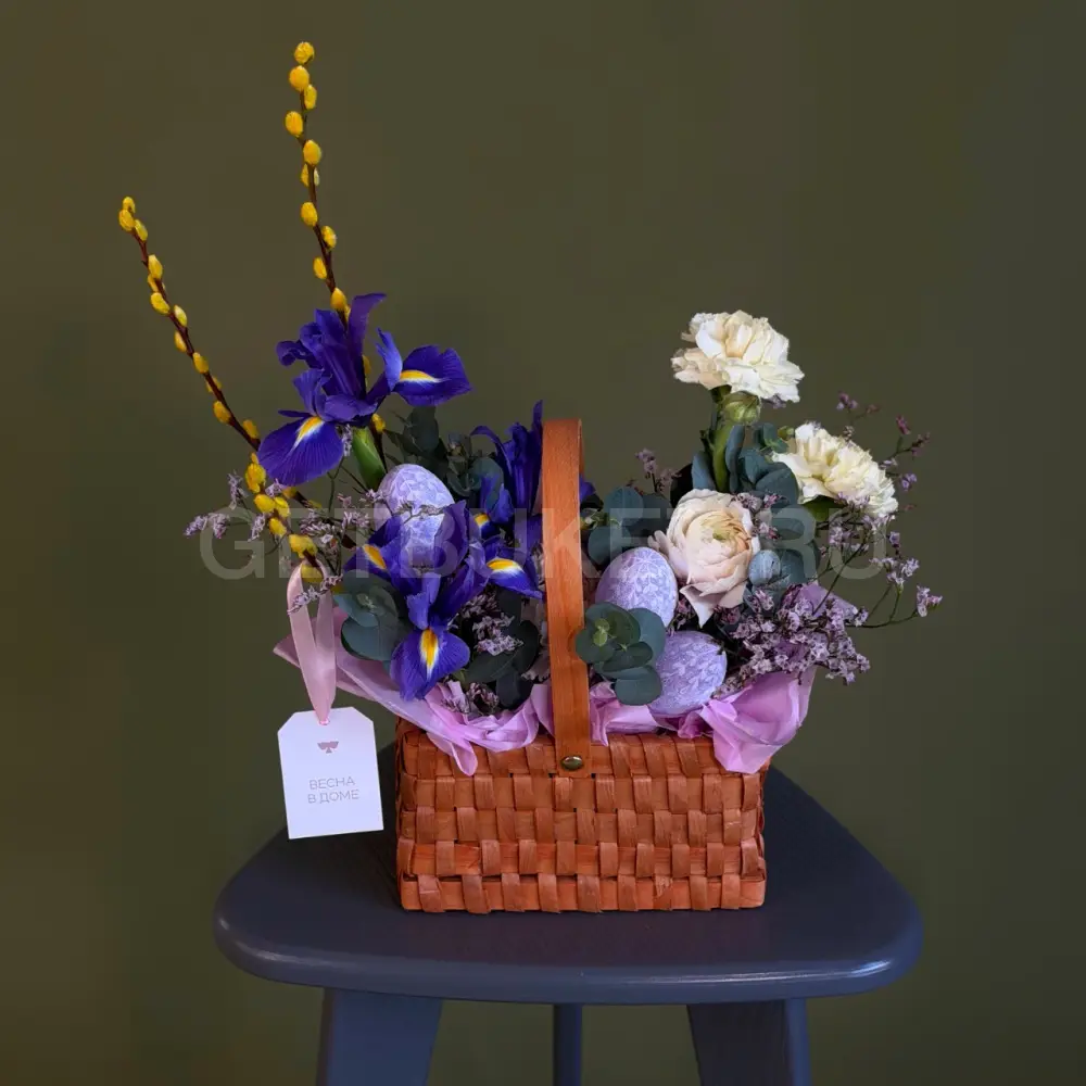 226608 Цветочная композиция из ирисов, вербы и гвоздики в плетеной корзине