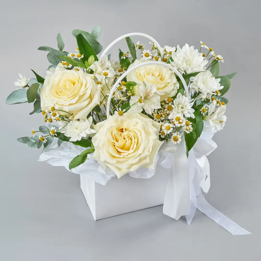 219736 Цветочная композиция с розами, хризантемой и танацетумом в сумочке