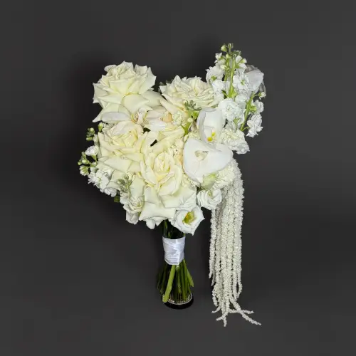 Букет невесты из роз, маттиолы  и эустомы