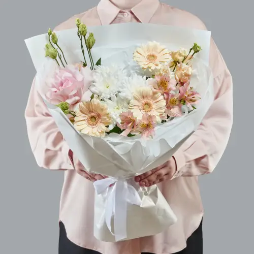 Букет из хризантем, гербер и эустомы с альстромерией 