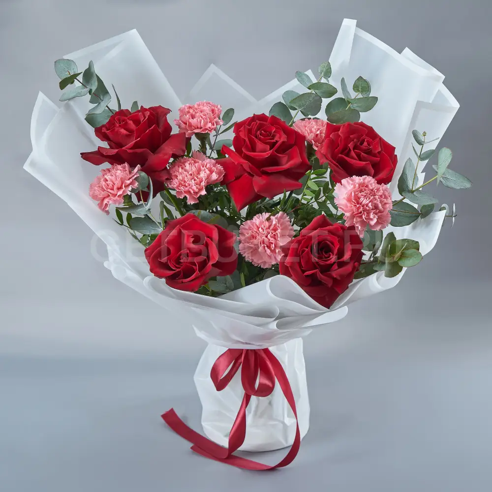 214884 Букет из красных роз с гвоздиками и эвкалиптом