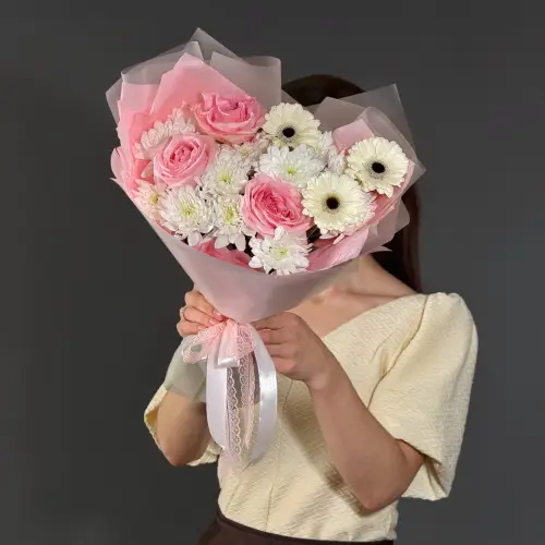 Букет из розовых роз, хризантем и гербер