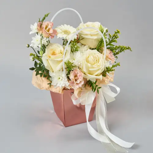 Цветочная композиция из роз с хризантемой и эустомой в сумочке