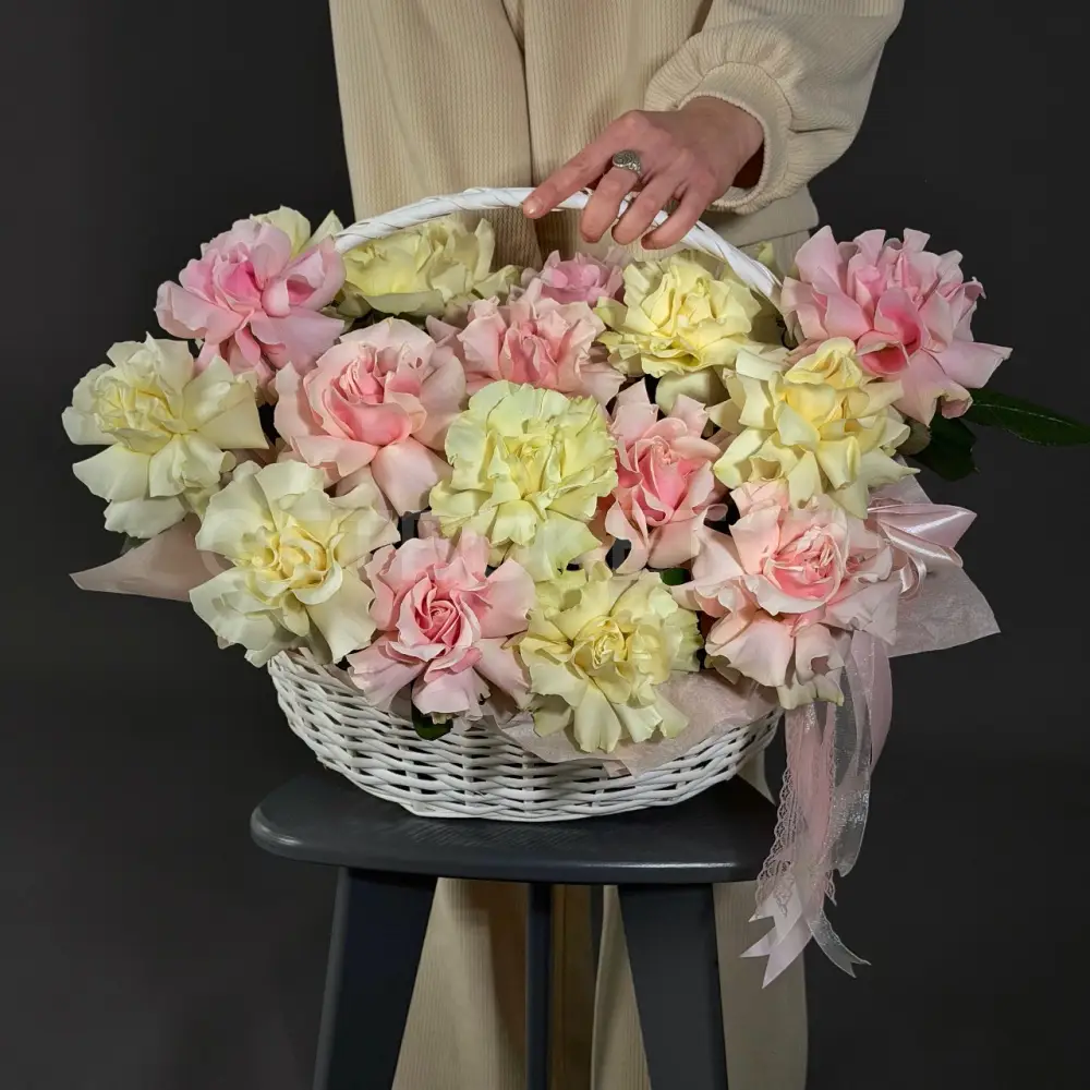 222921 Цветочная корзина из 19 нежных роз